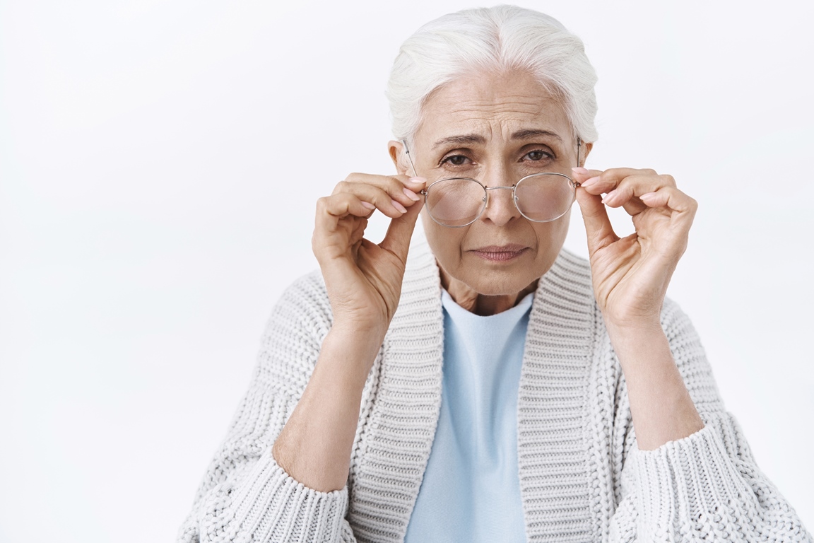 Чому сльозяться очі у людей похилого віку?
